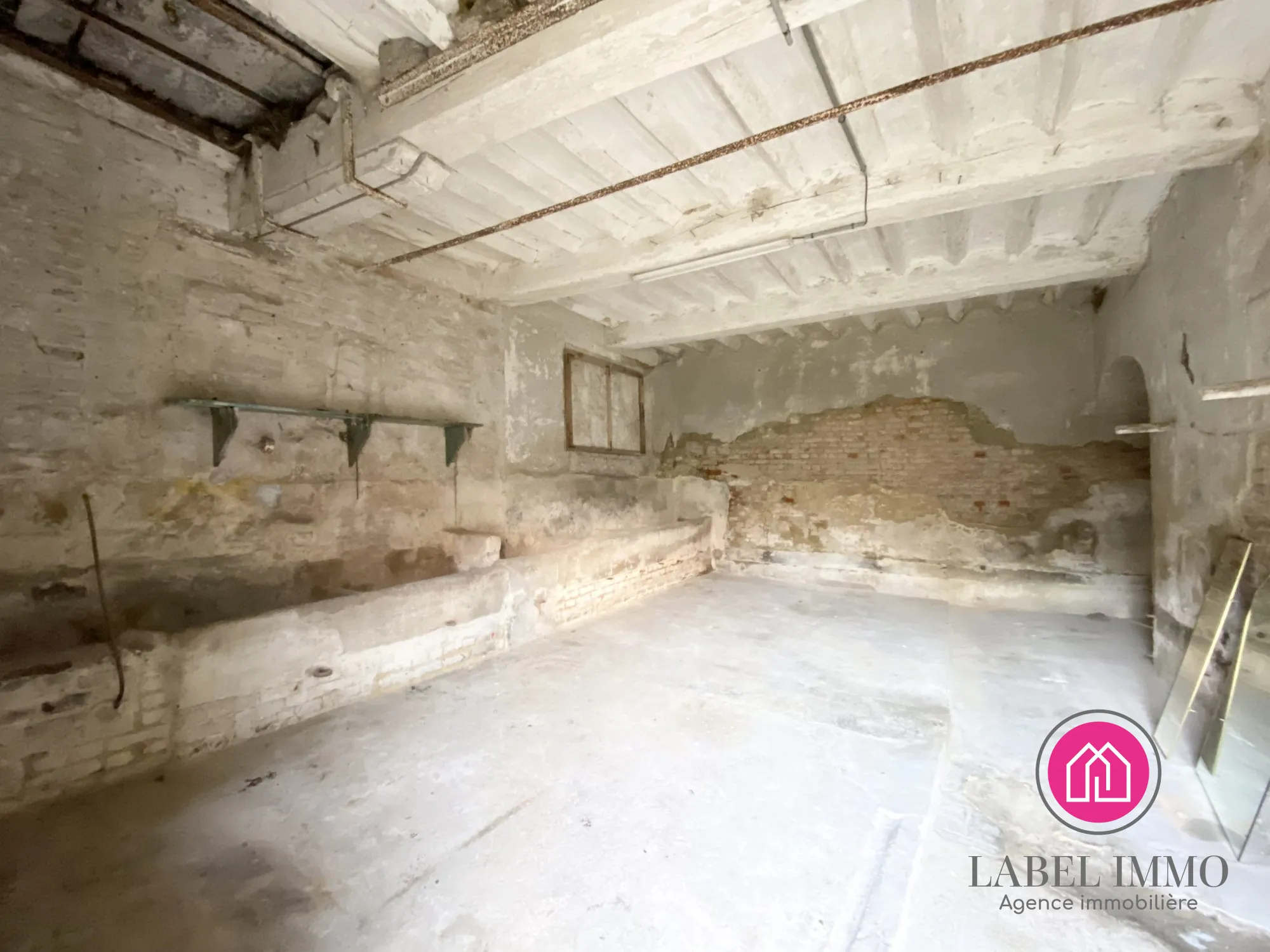 Longère individuelle à rénover avec hangar et jardin à Saulzoir, 99500€ 