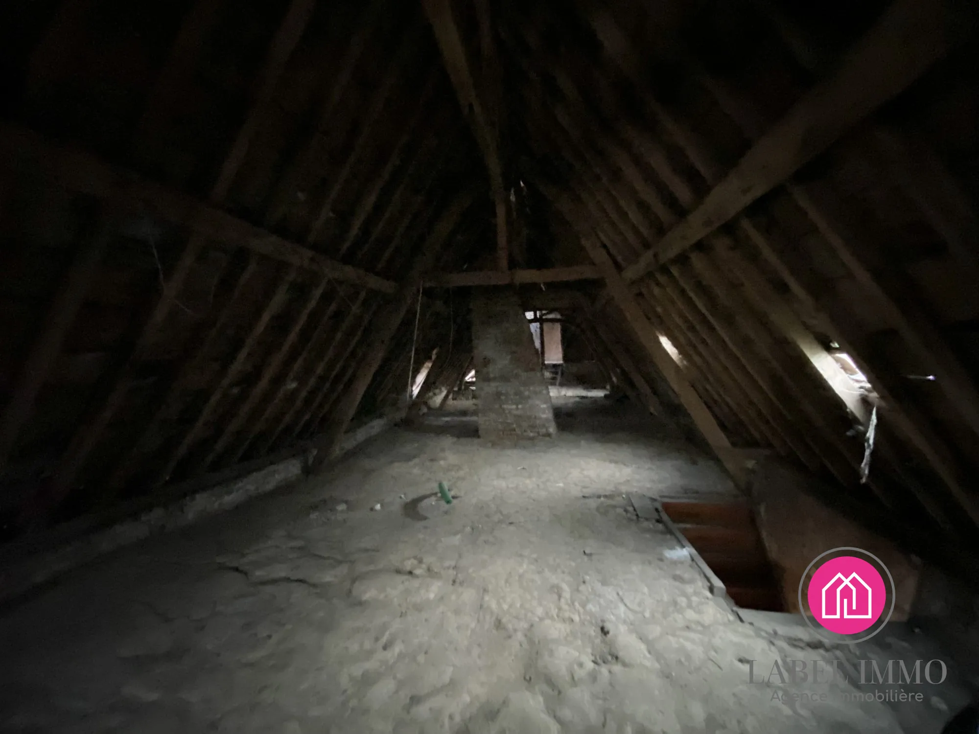 Longère individuelle à rénover avec hangar et jardin à Saulzoir, 99500€ 