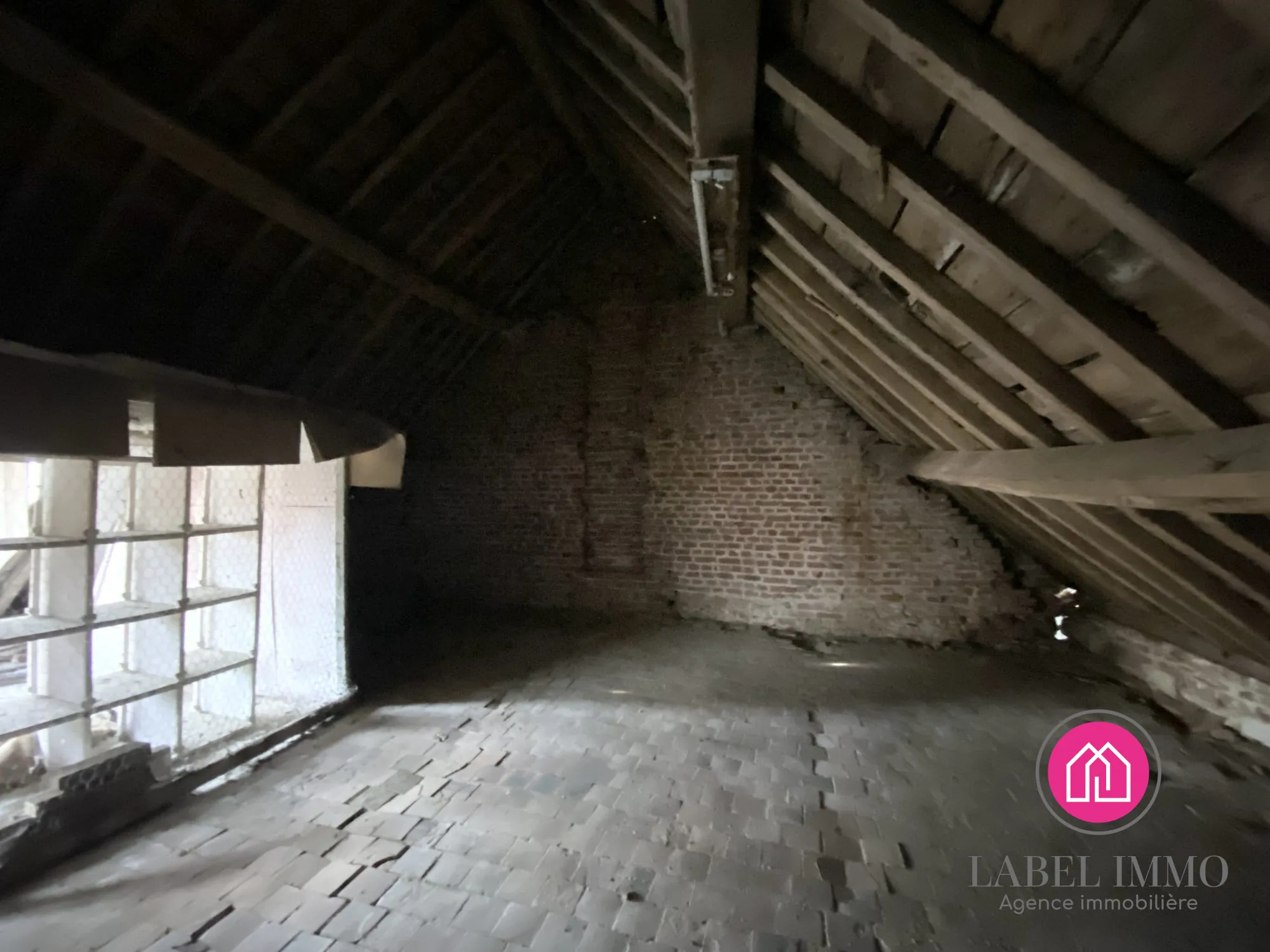 Longère individuelle à rénover avec hangar et jardin à Saulzoir, 99500€ 