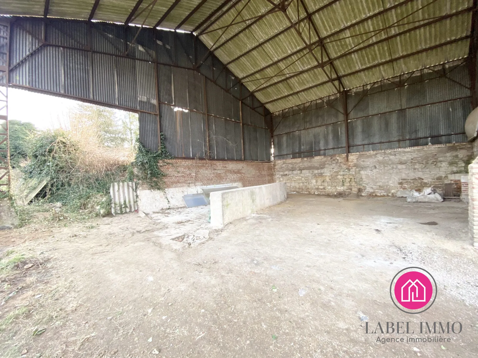 Longère individuelle à rénover avec hangar et jardin à Saulzoir, 99500€ 