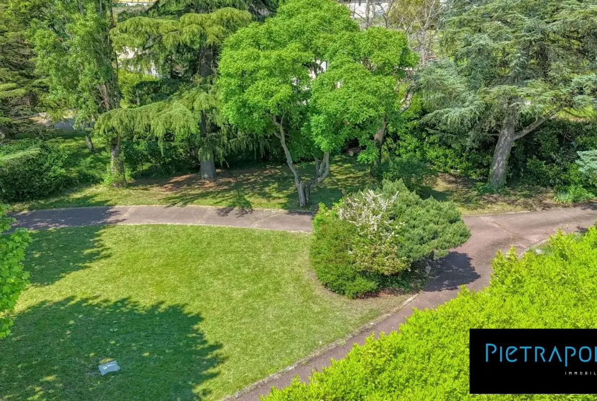 Terrain constructible à Roussillon de 528 m² pour votre projet immobilier 