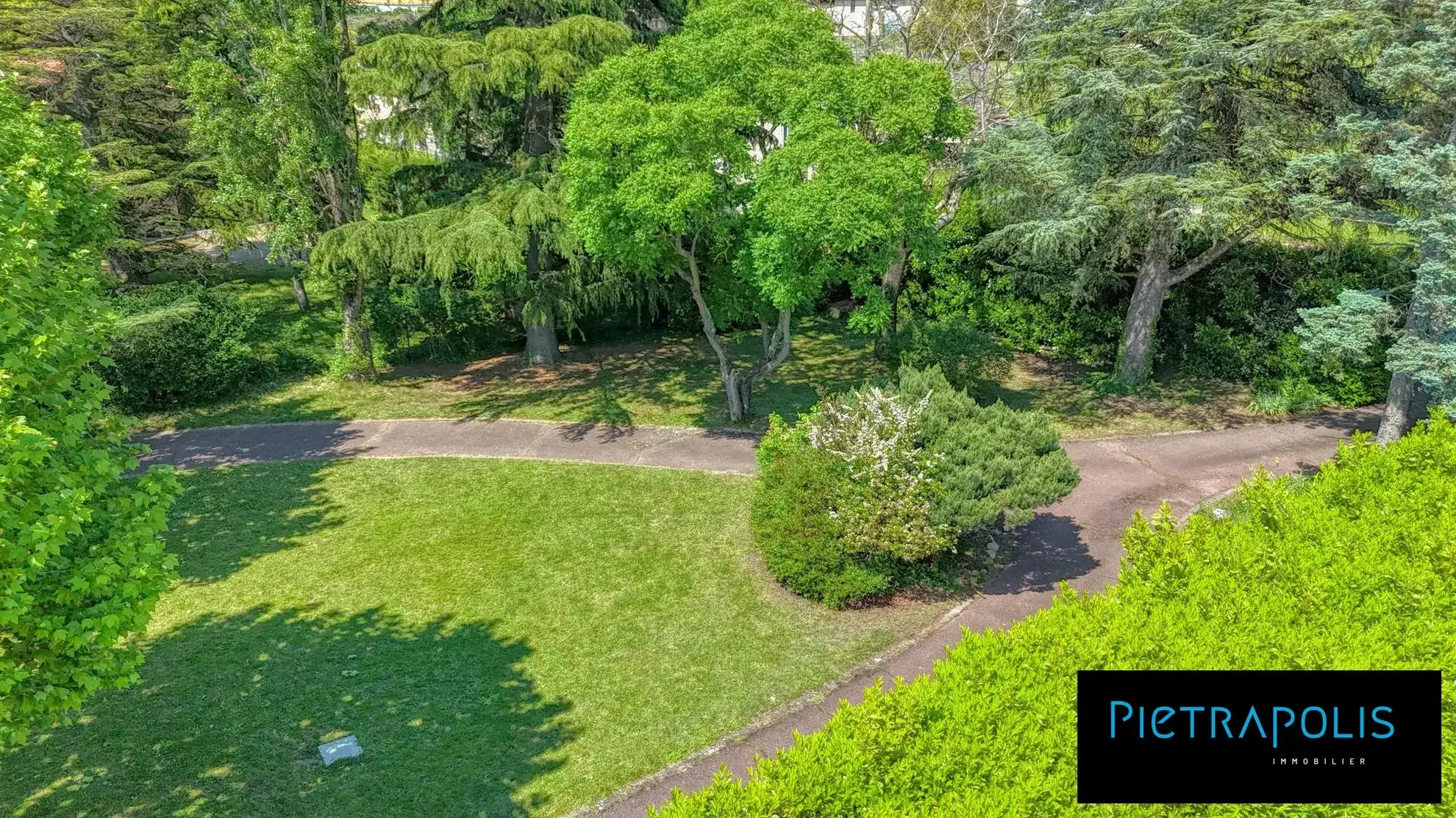 Terrain constructible à Roussillon de 528 m² pour votre projet immobilier 