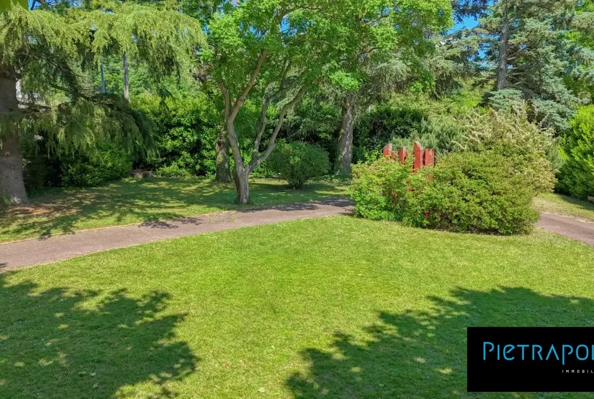 Terrain constructible à Roussillon de 528 m² pour votre projet immobilier 