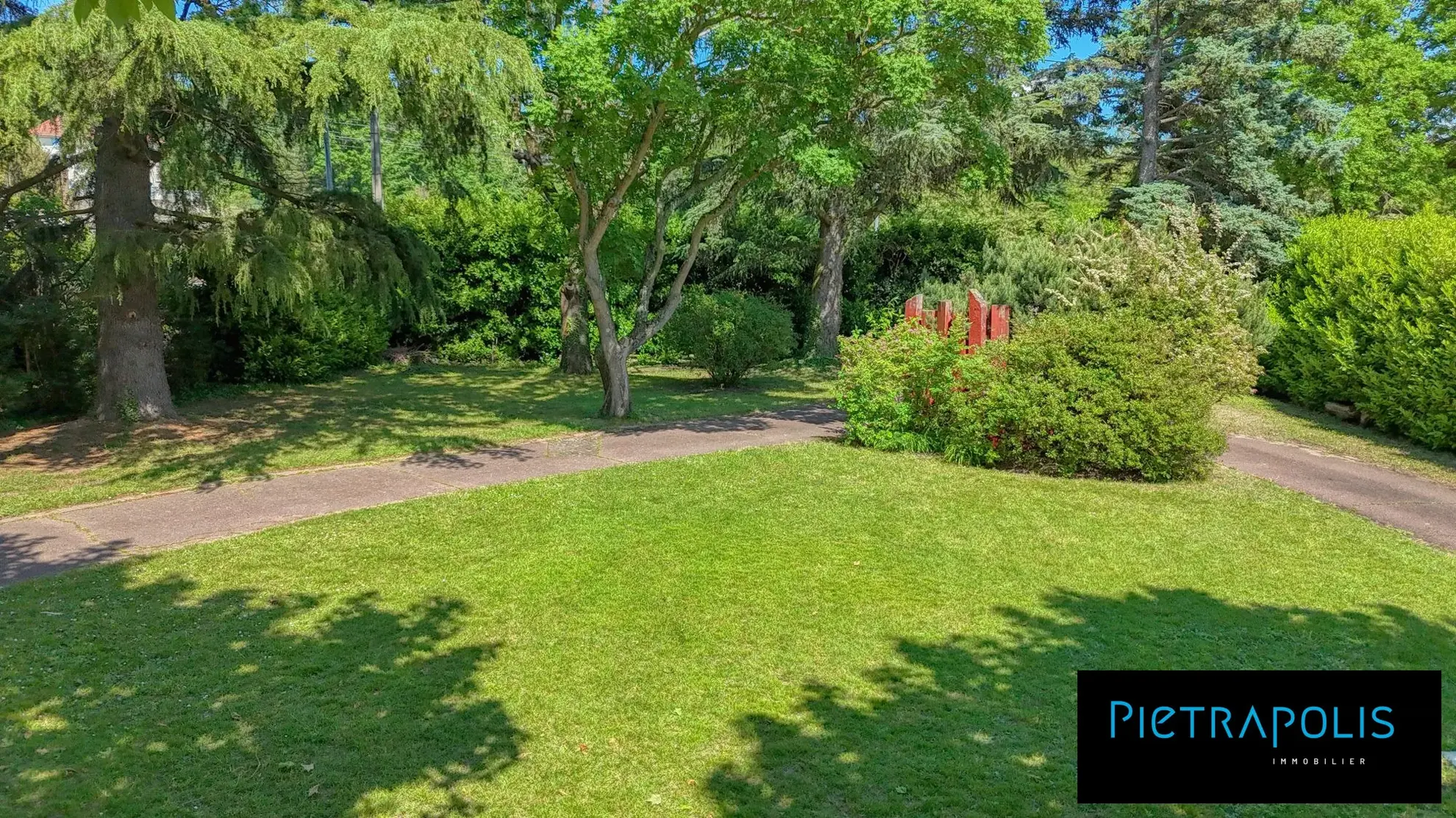 Terrain constructible à Roussillon de 528 m² pour votre projet immobilier 