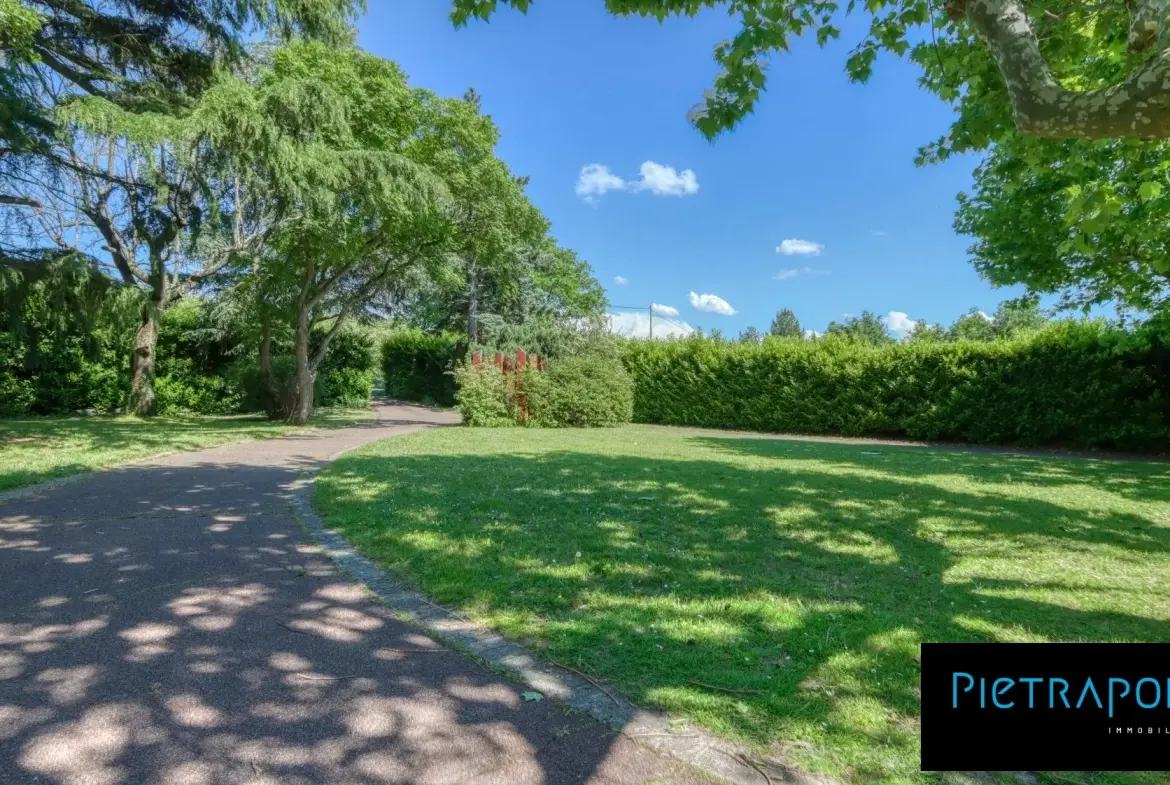 Terrain constructible à Roussillon de 528 m² pour votre projet immobilier 