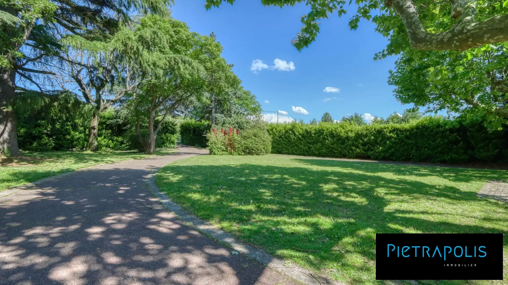 Terrain constructible à Roussillon de 528 m² pour votre projet immobilier 