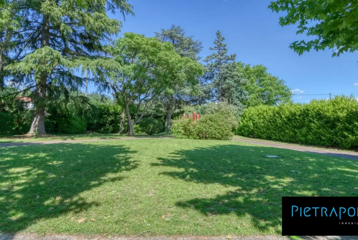 Terrain constructible à Roussillon de 528 m² pour votre projet immobilier 