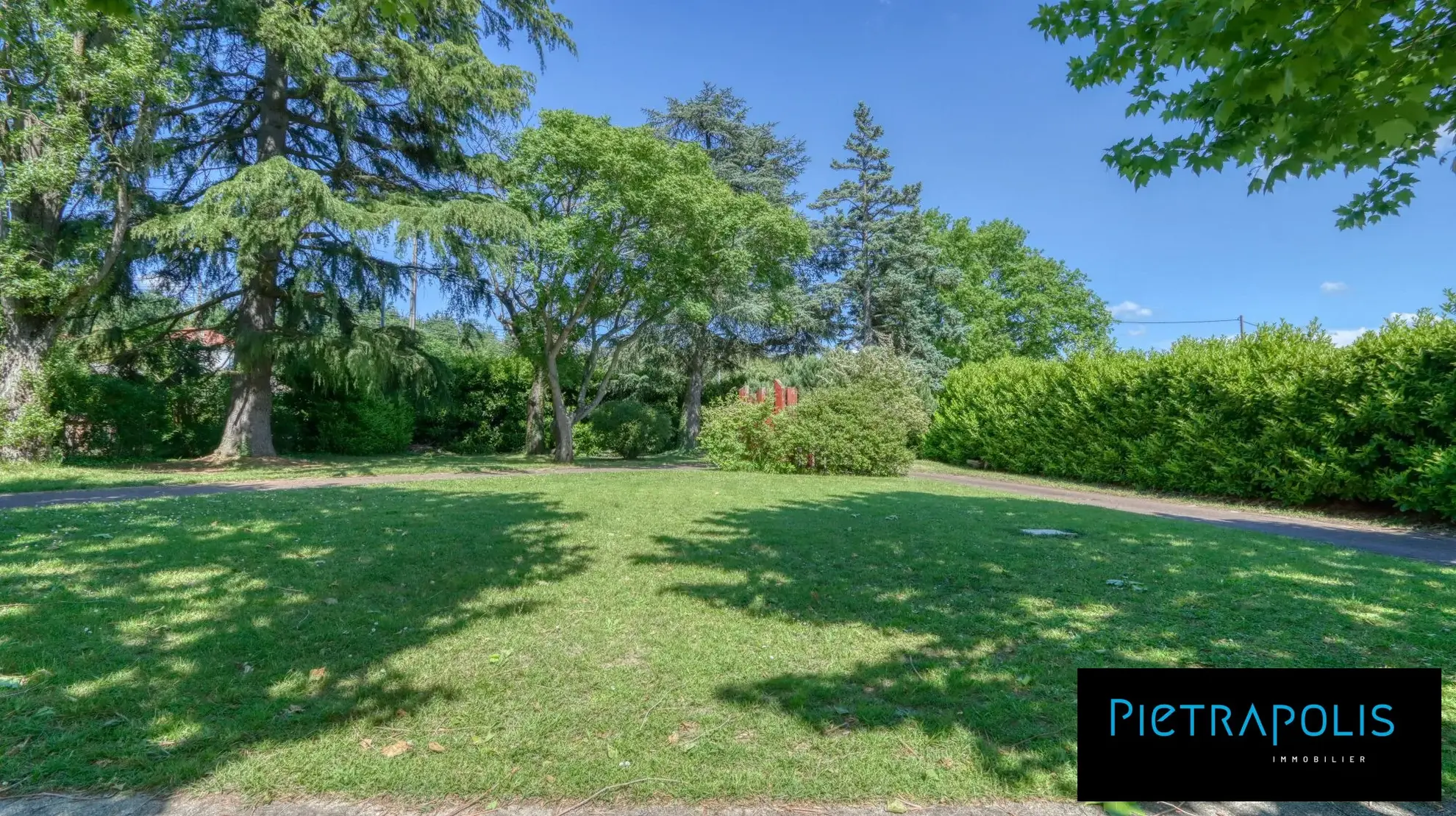 Terrain constructible à Roussillon de 528 m² pour votre projet immobilier 