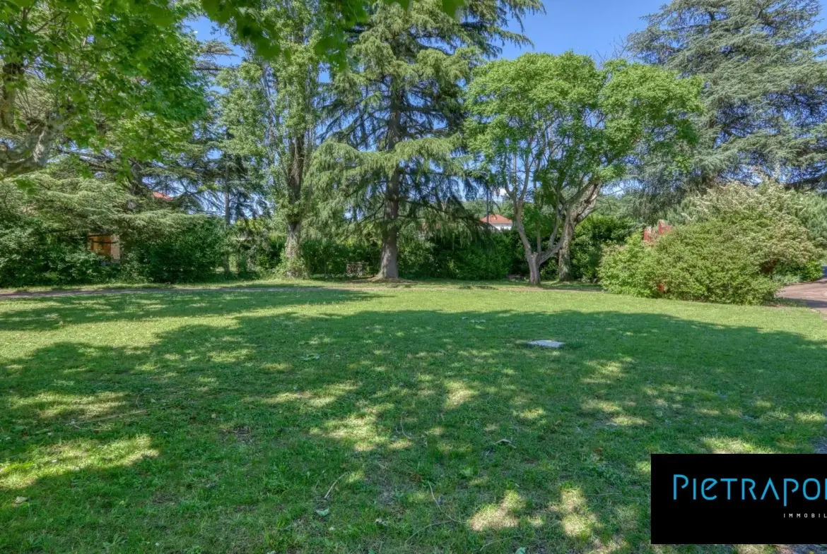 Terrain constructible à Roussillon de 528 m² pour votre projet immobilier 