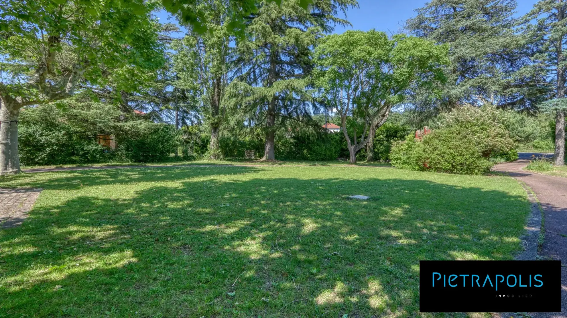 Terrain constructible à Roussillon de 528 m² pour votre projet immobilier 
