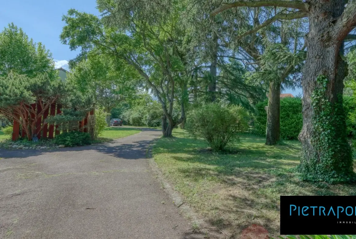 Terrain constructible à Roussillon de 528 m² pour votre projet immobilier 