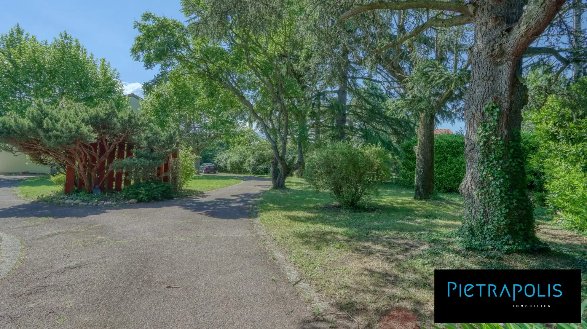 Terrain constructible à Roussillon de 528 m² pour votre projet immobilier 