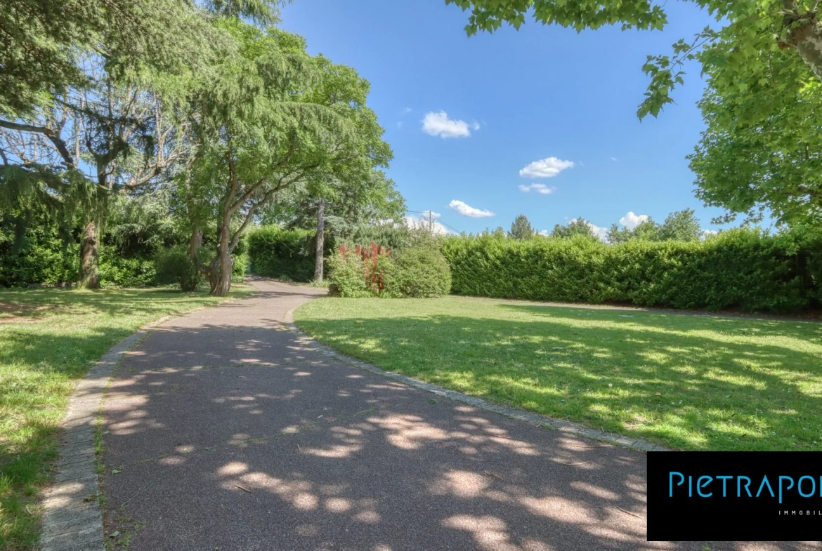 Terrain constructible à Roussillon de 528 m² pour votre projet immobilier 