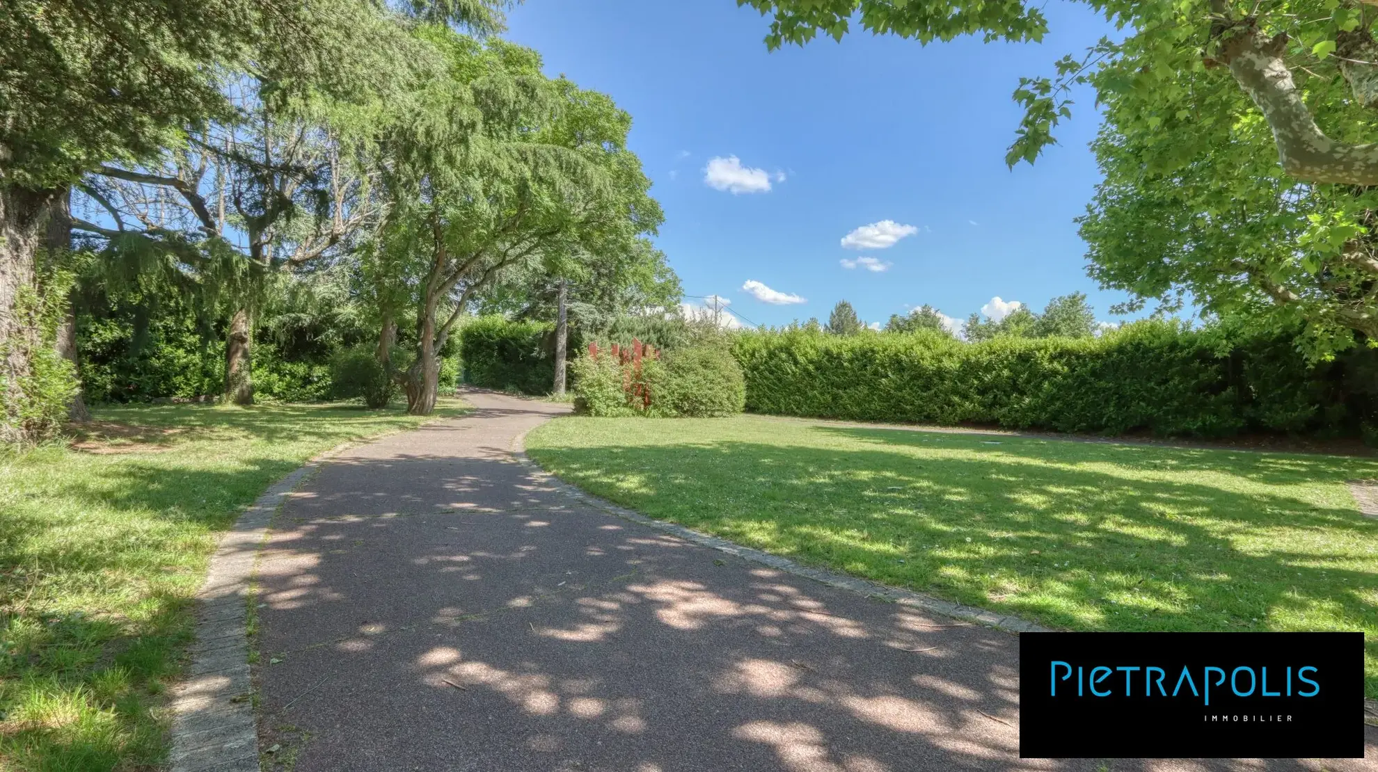 Terrain constructible à Roussillon de 528 m² pour votre projet immobilier 