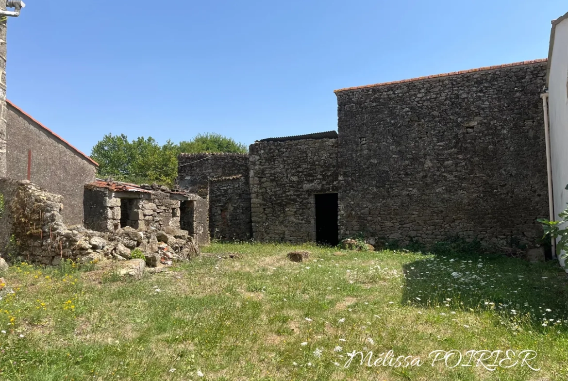 Maison de village à rénover avec dépendances proche des Herbiers et du Puy du Fou 