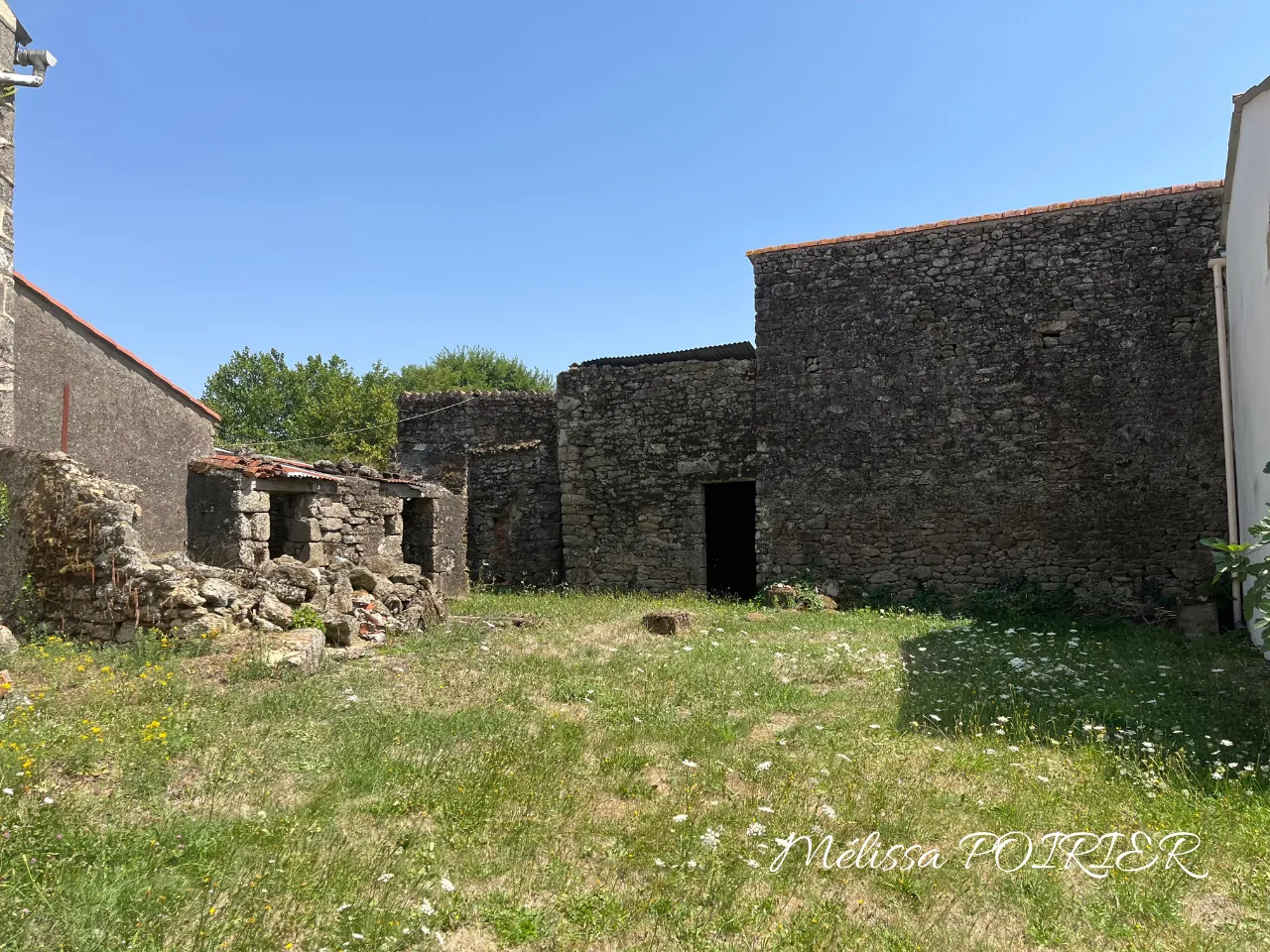 Maison de village à rénover avec dépendances proche des Herbiers et du Puy du Fou 