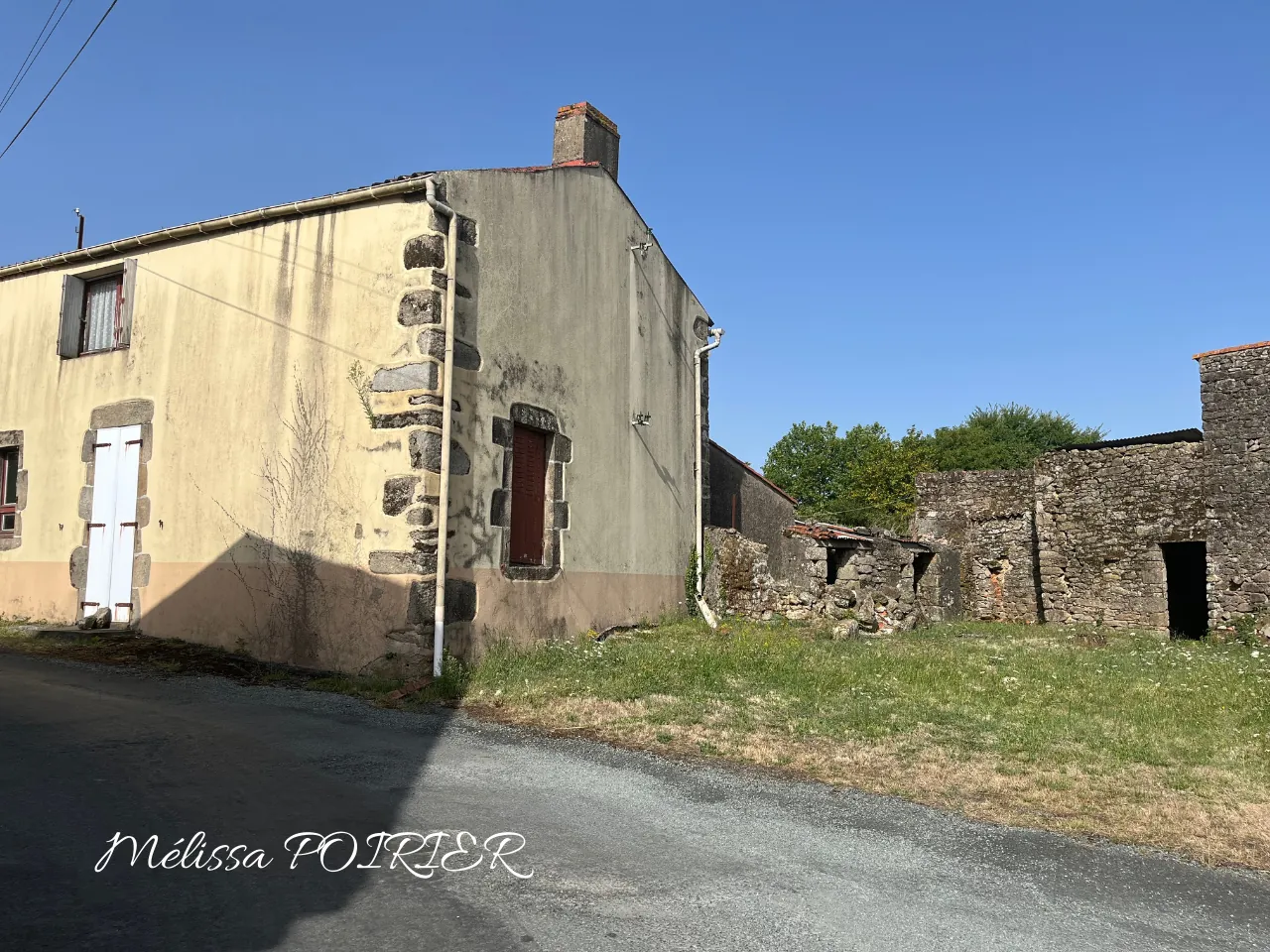 Maison de village à rénover avec dépendances proche des Herbiers et du Puy du Fou 