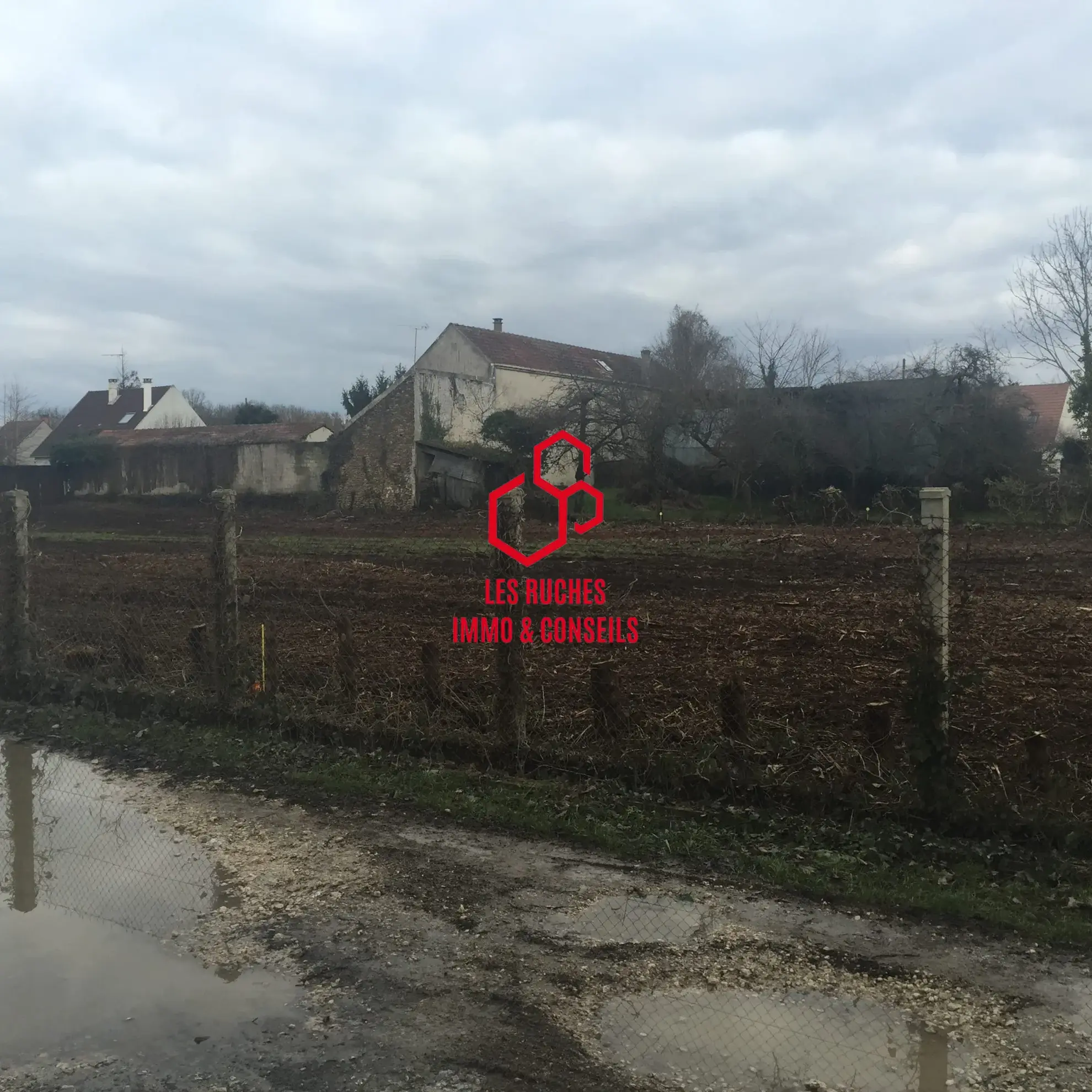 Terrain constructible de 434 m² à Corbeil-Essonnes près des commodités 