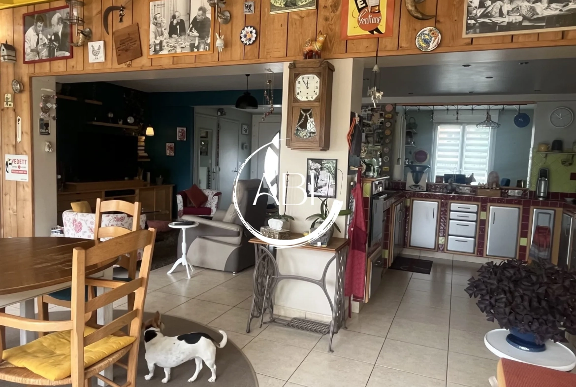 Maison à vendre à Couterne près de Bagnolets de l'Orne avec grand garage et jardin arboré 
