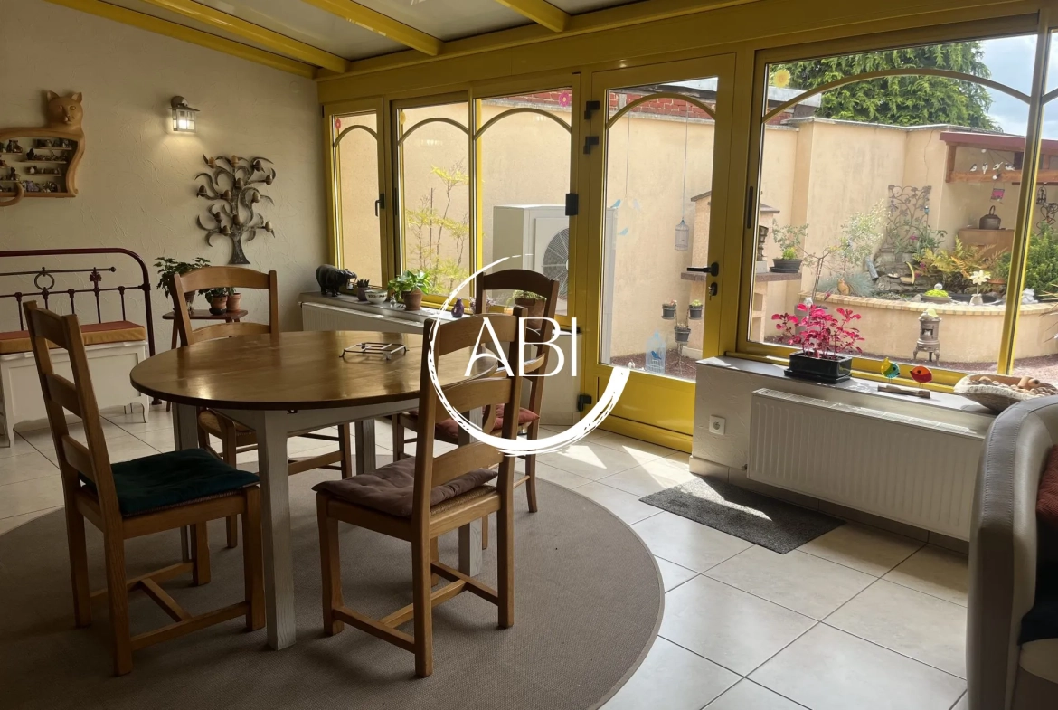Maison à vendre à Couterne près de Bagnolets de l'Orne avec grand garage et jardin arboré 