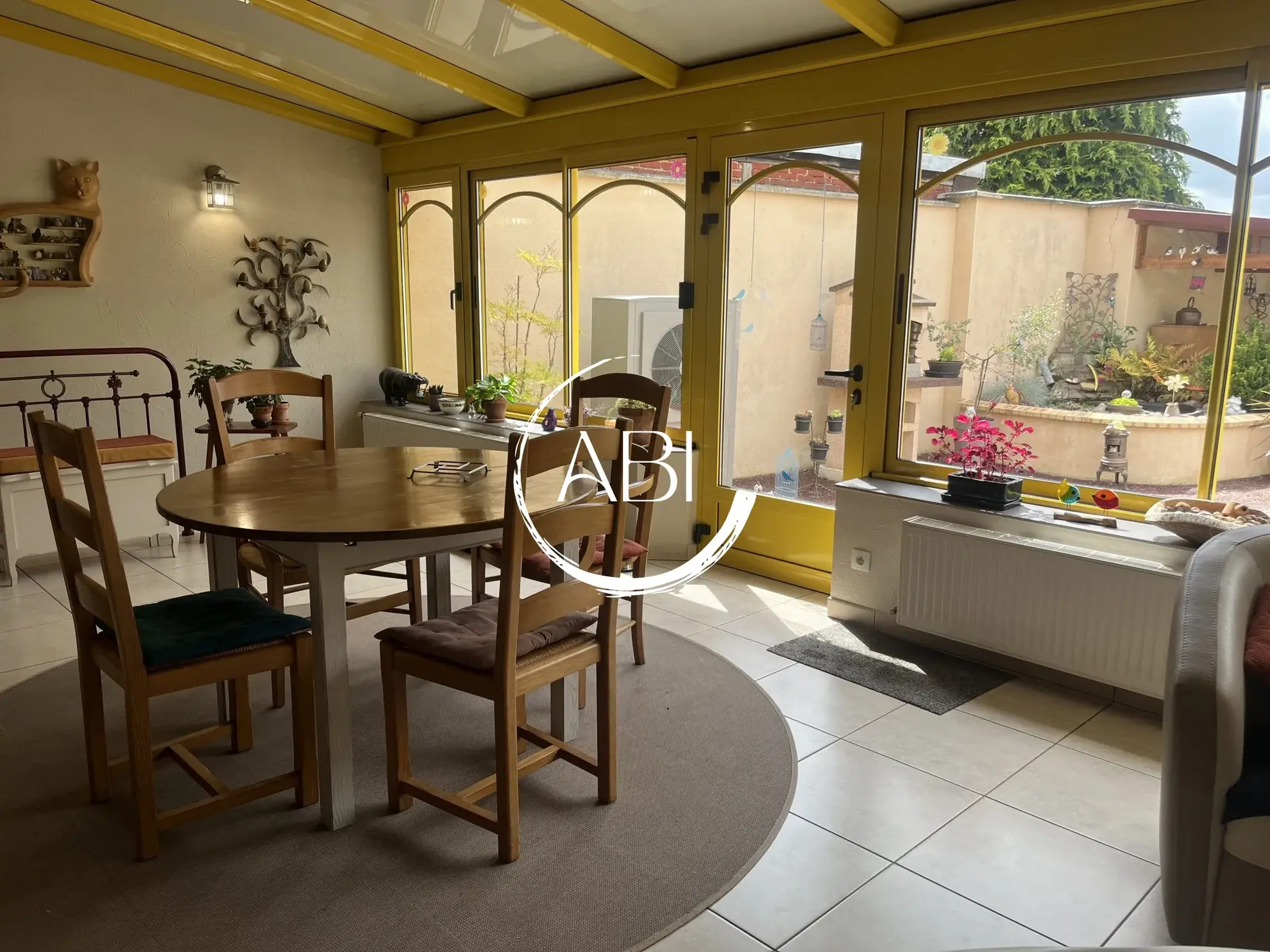 Maison à vendre à Couterne près de Bagnolets de l'Orne avec grand garage et jardin arboré 