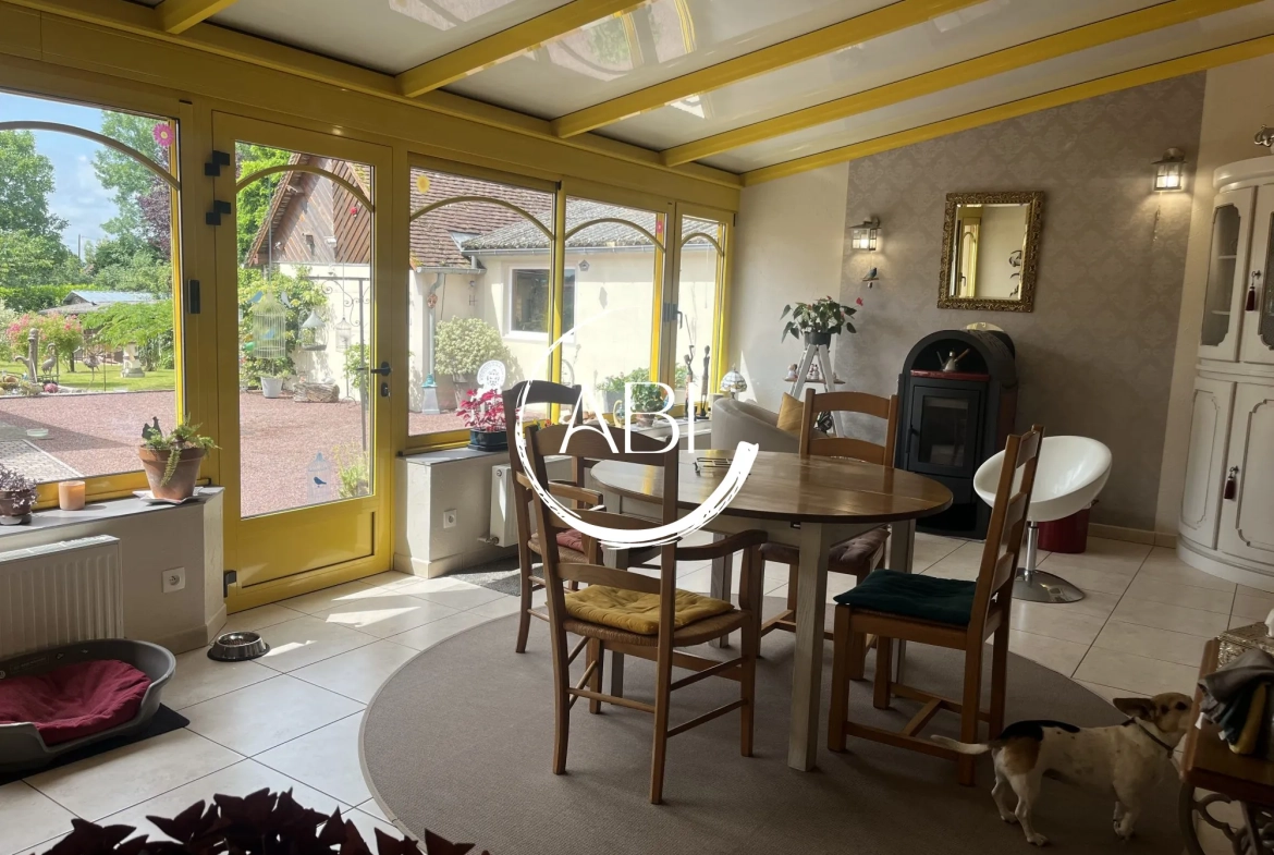 Maison à vendre à Couterne près de Bagnolets de l'Orne avec grand garage et jardin arboré 