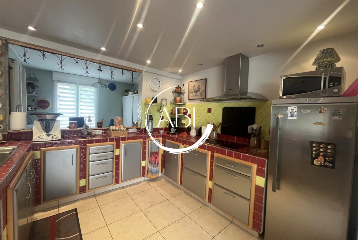 Maison à vendre à Couterne près de Bagnolets de l'Orne avec grand garage et jardin arboré 