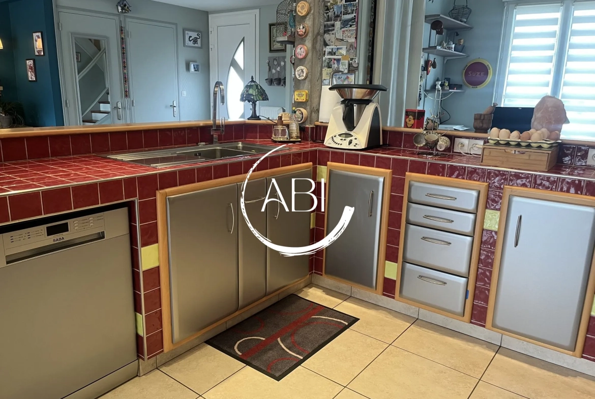Maison à vendre à Couterne près de Bagnolets de l'Orne avec grand garage et jardin arboré 