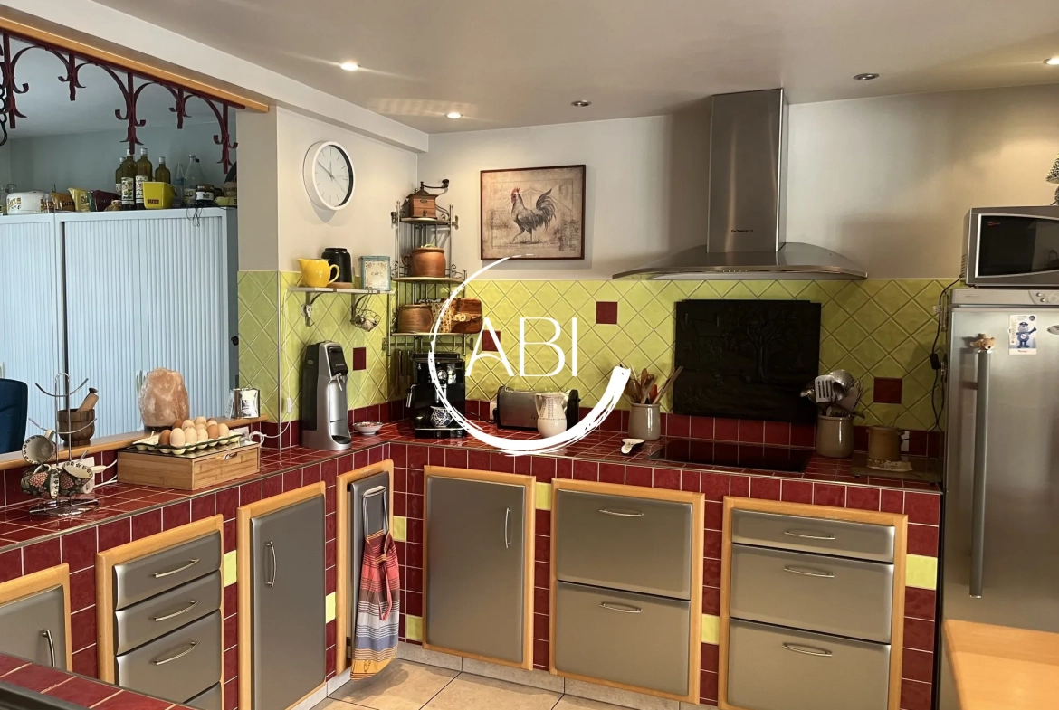 Maison à vendre à Couterne près de Bagnolets de l'Orne avec grand garage et jardin arboré 
