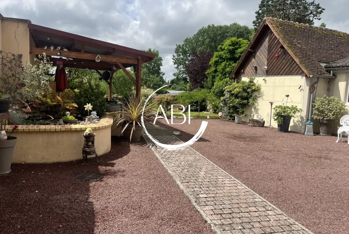 Maison à vendre à Couterne près de Bagnolets de l'Orne avec grand garage et jardin arboré 
