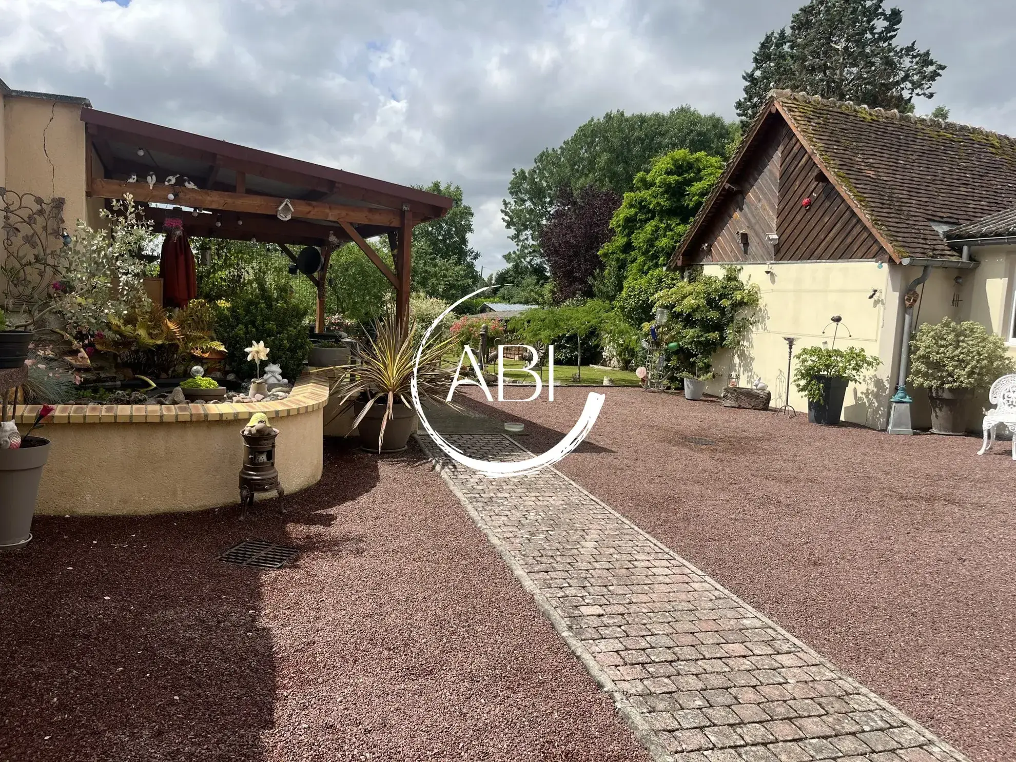 Maison à vendre à Couterne près de Bagnolets de l'Orne avec grand garage et jardin arboré 