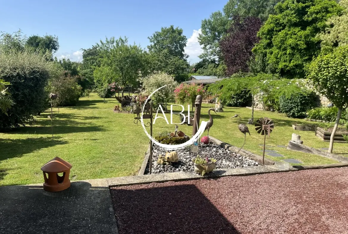 Maison à vendre à Couterne près de Bagnolets de l'Orne avec grand garage et jardin arboré 