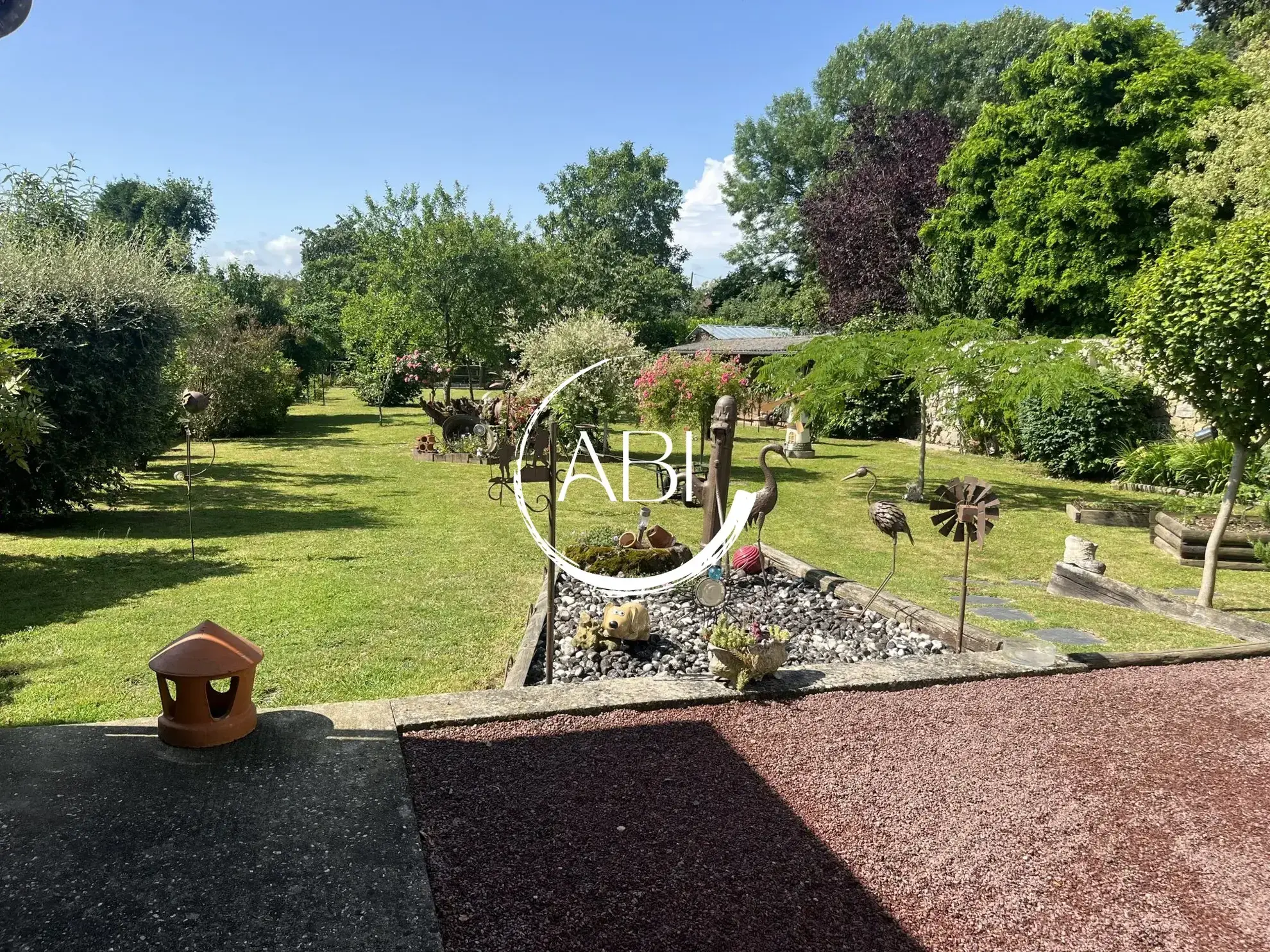 Maison à vendre à Couterne près de Bagnolets de l'Orne avec grand garage et jardin arboré 