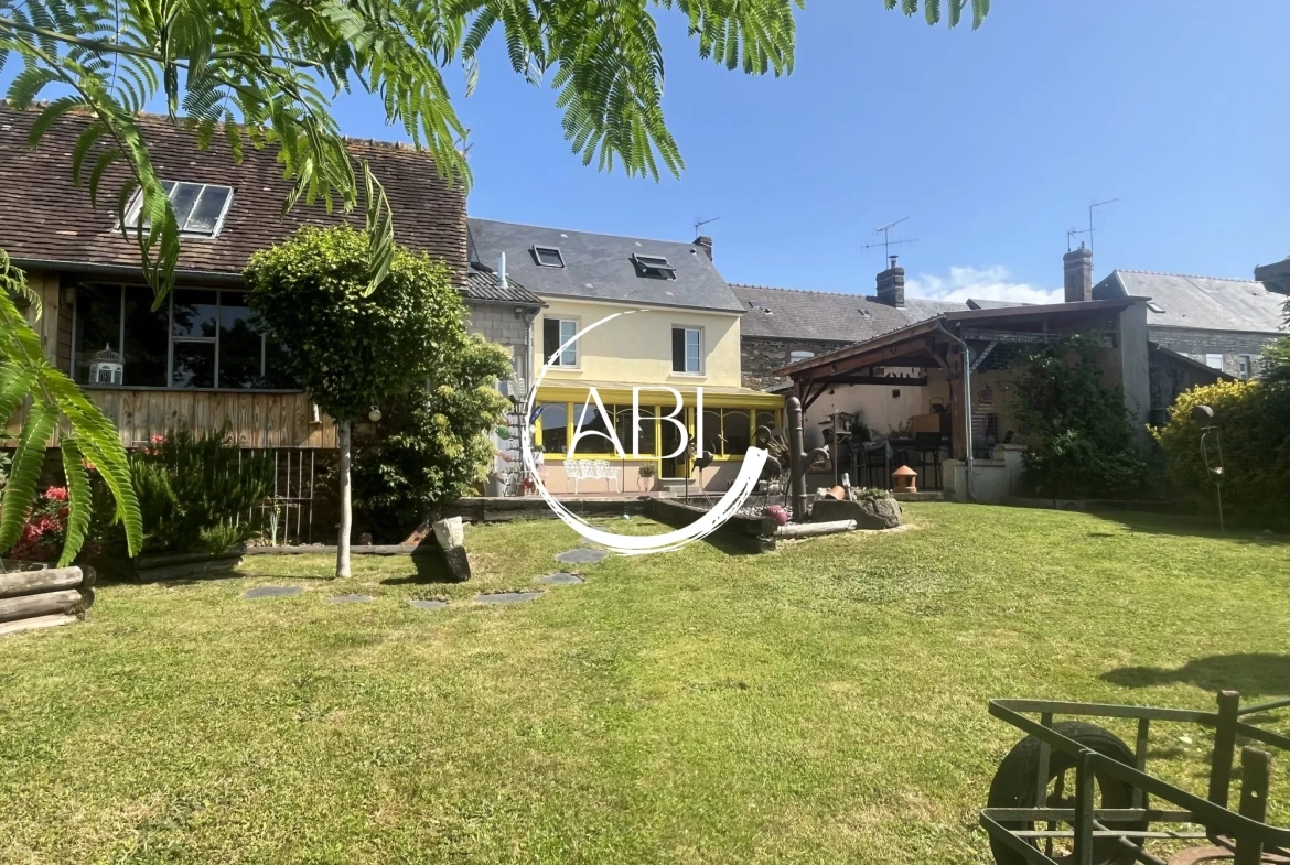 Maison à vendre à Couterne près de Bagnolets de l'Orne avec grand garage et jardin arboré 
