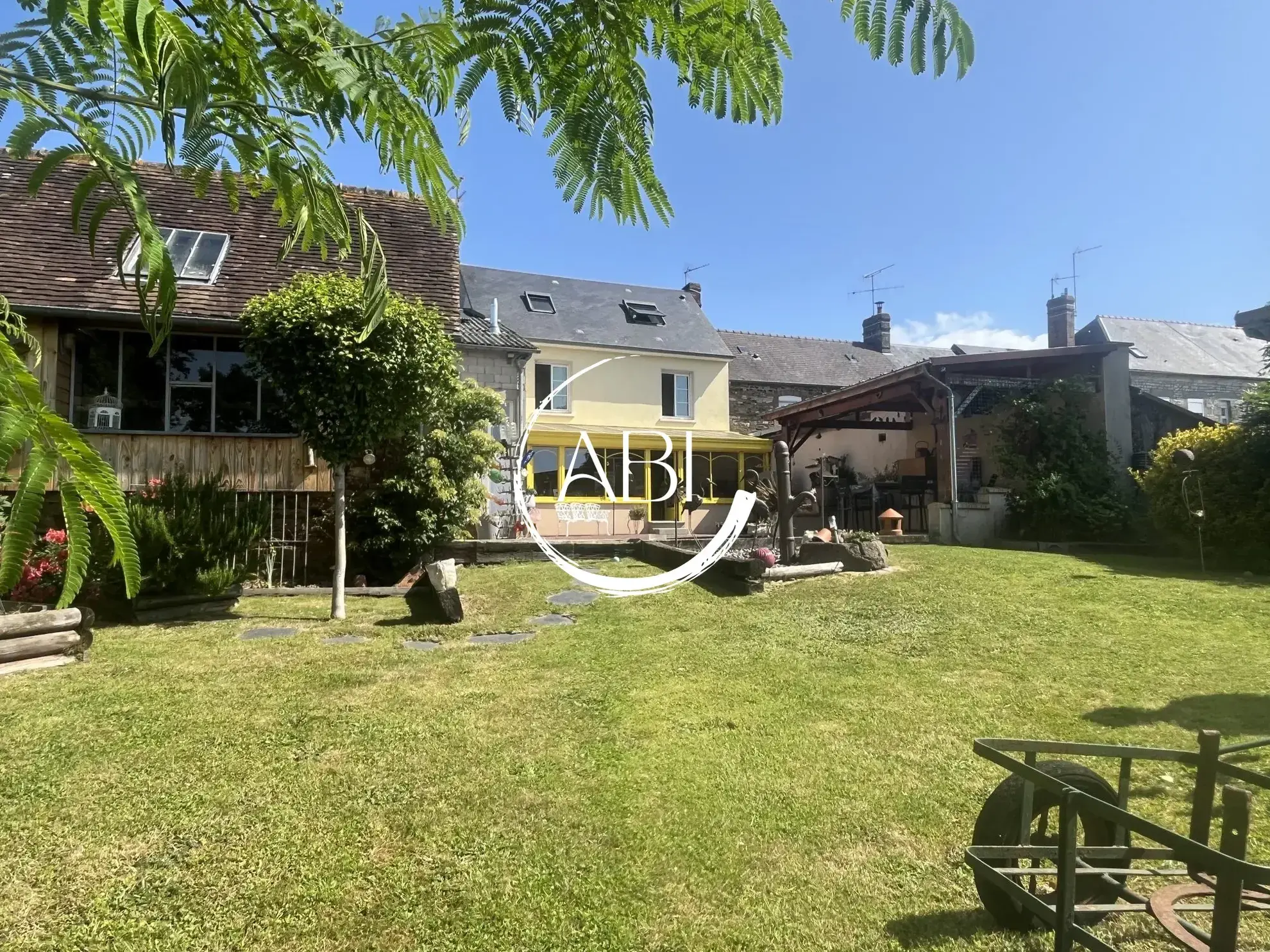 Maison à vendre à Couterne près de Bagnolets de l'Orne avec grand garage et jardin arboré 