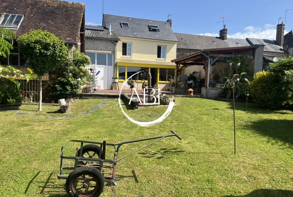 Maison à vendre à Couterne près de Bagnolets de l'Orne avec grand garage et jardin arboré 