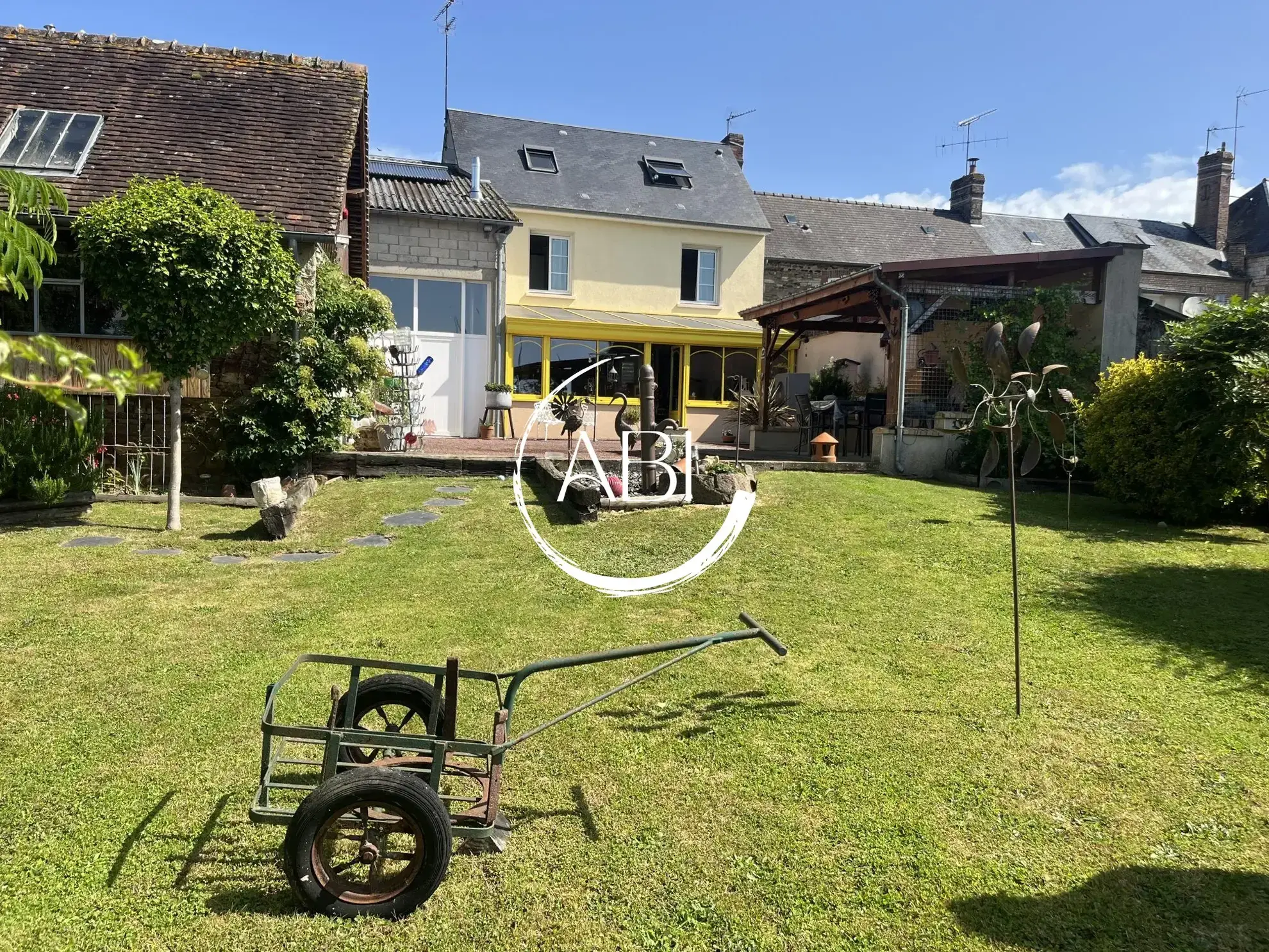Maison à vendre à Couterne près de Bagnolets de l'Orne avec grand garage et jardin arboré 