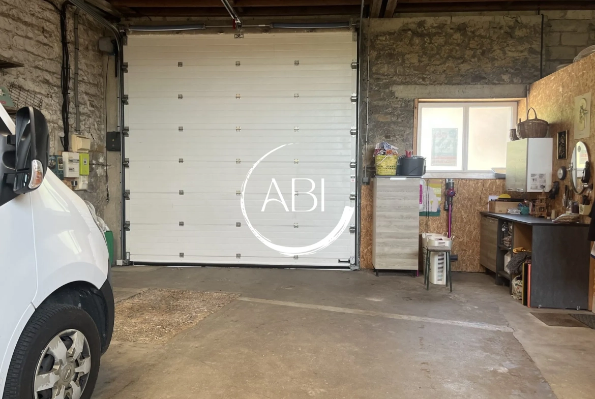Maison à vendre à Couterne près de Bagnolets de l'Orne avec grand garage et jardin arboré 