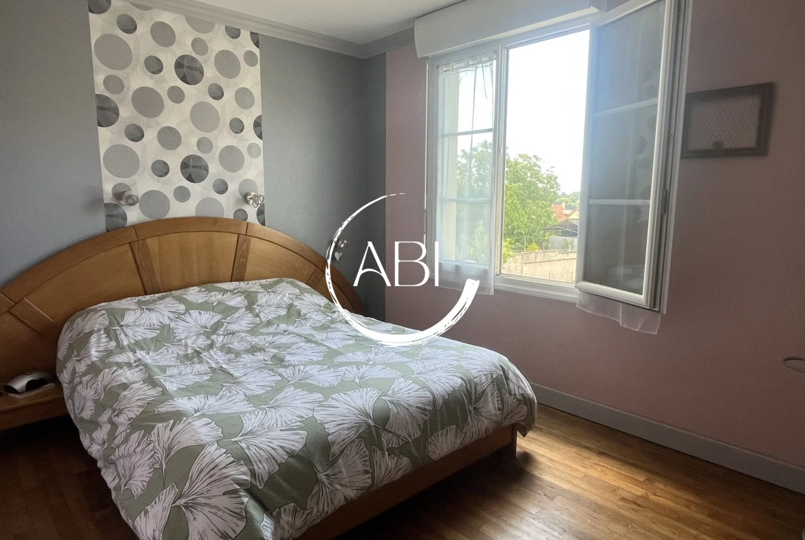 Maison à vendre à Couterne près de Bagnolets de l'Orne avec grand garage et jardin arboré 
