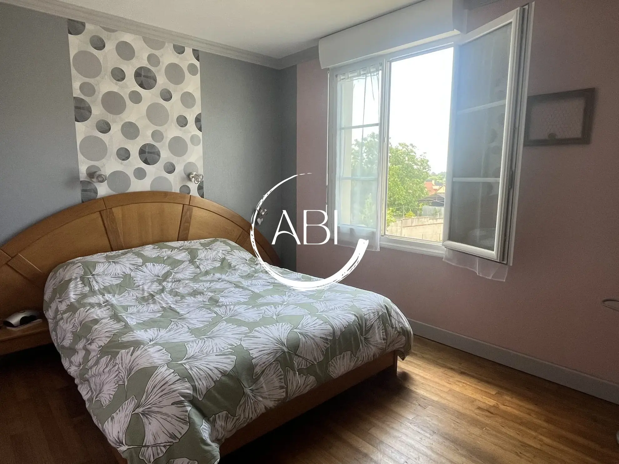 Maison à vendre à Couterne près de Bagnolets de l'Orne avec grand garage et jardin arboré 