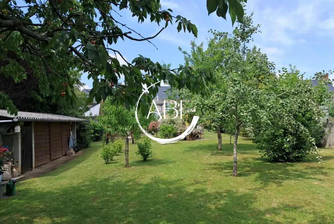 Maison à vendre à Couterne près de Bagnolets de l'Orne avec grand garage et jardin arboré 