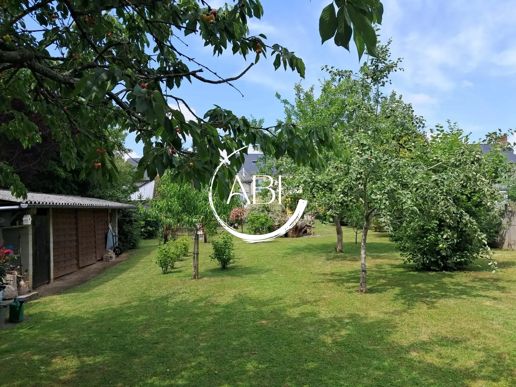 Maison à vendre à Couterne près de Bagnolets de l'Orne avec grand garage et jardin arboré 