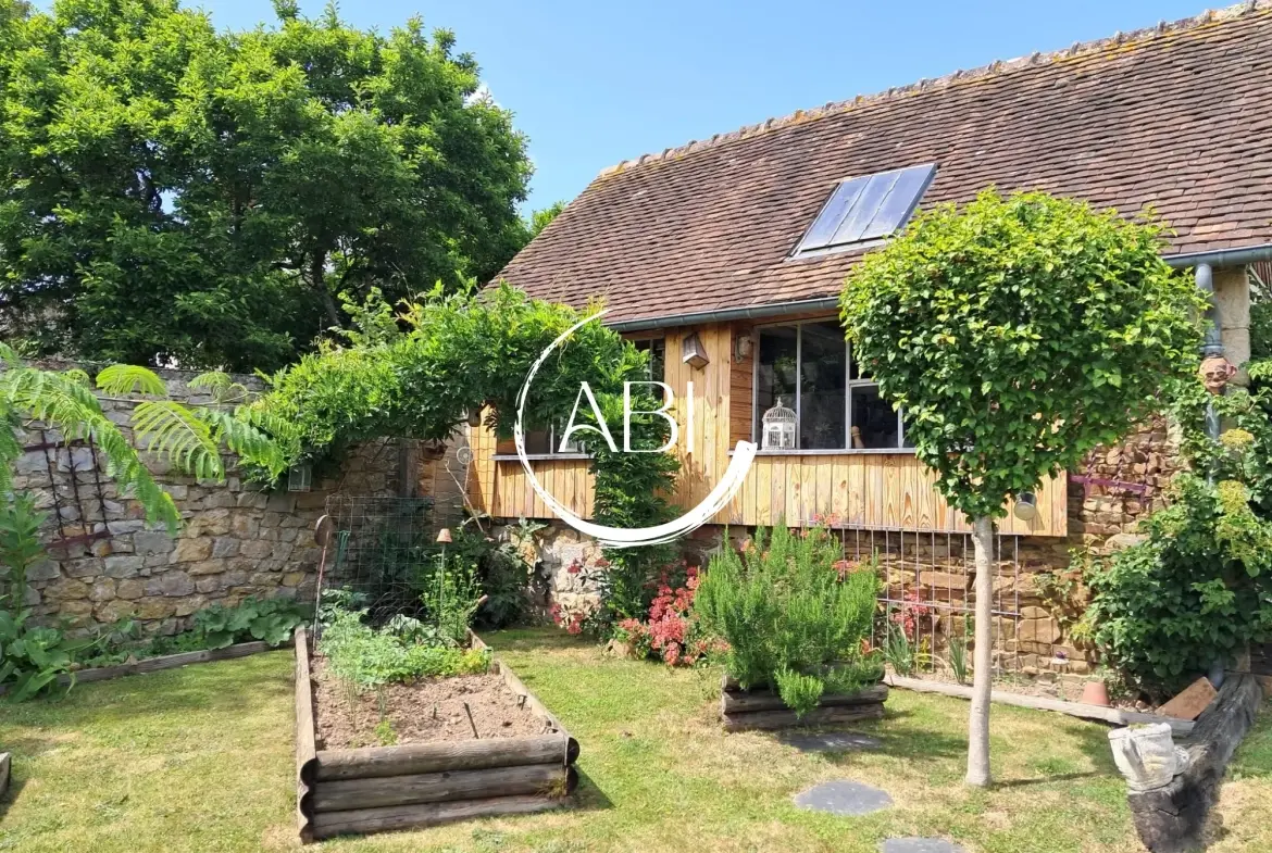 Maison à vendre à Couterne près de Bagnolets de l'Orne avec grand garage et jardin arboré 