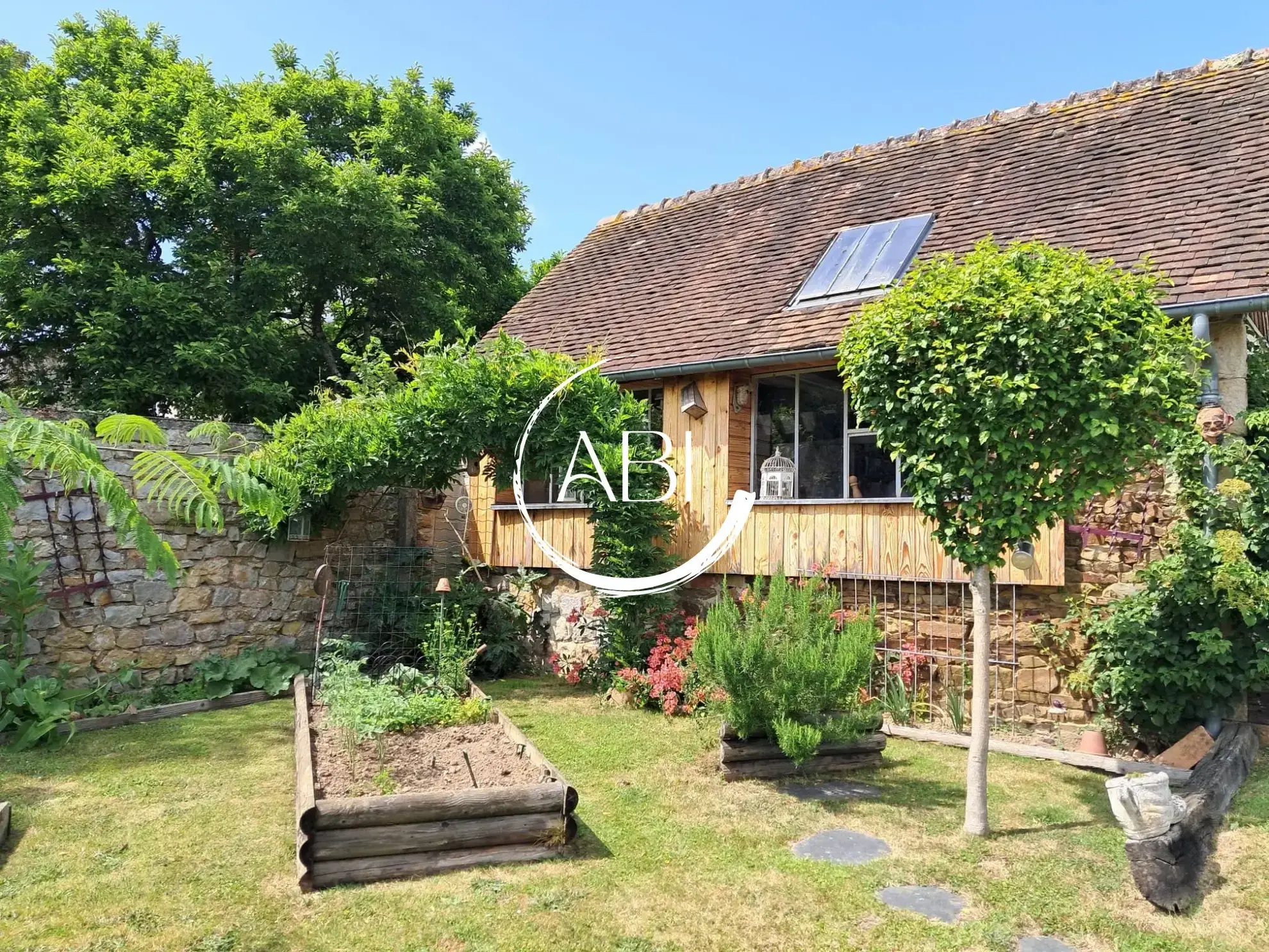 Maison à vendre à Couterne près de Bagnolets de l'Orne avec grand garage et jardin arboré 