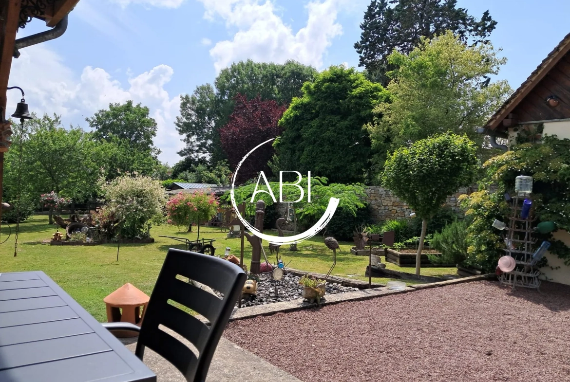 Maison à vendre à Couterne près de Bagnolets de l'Orne avec grand garage et jardin arboré 