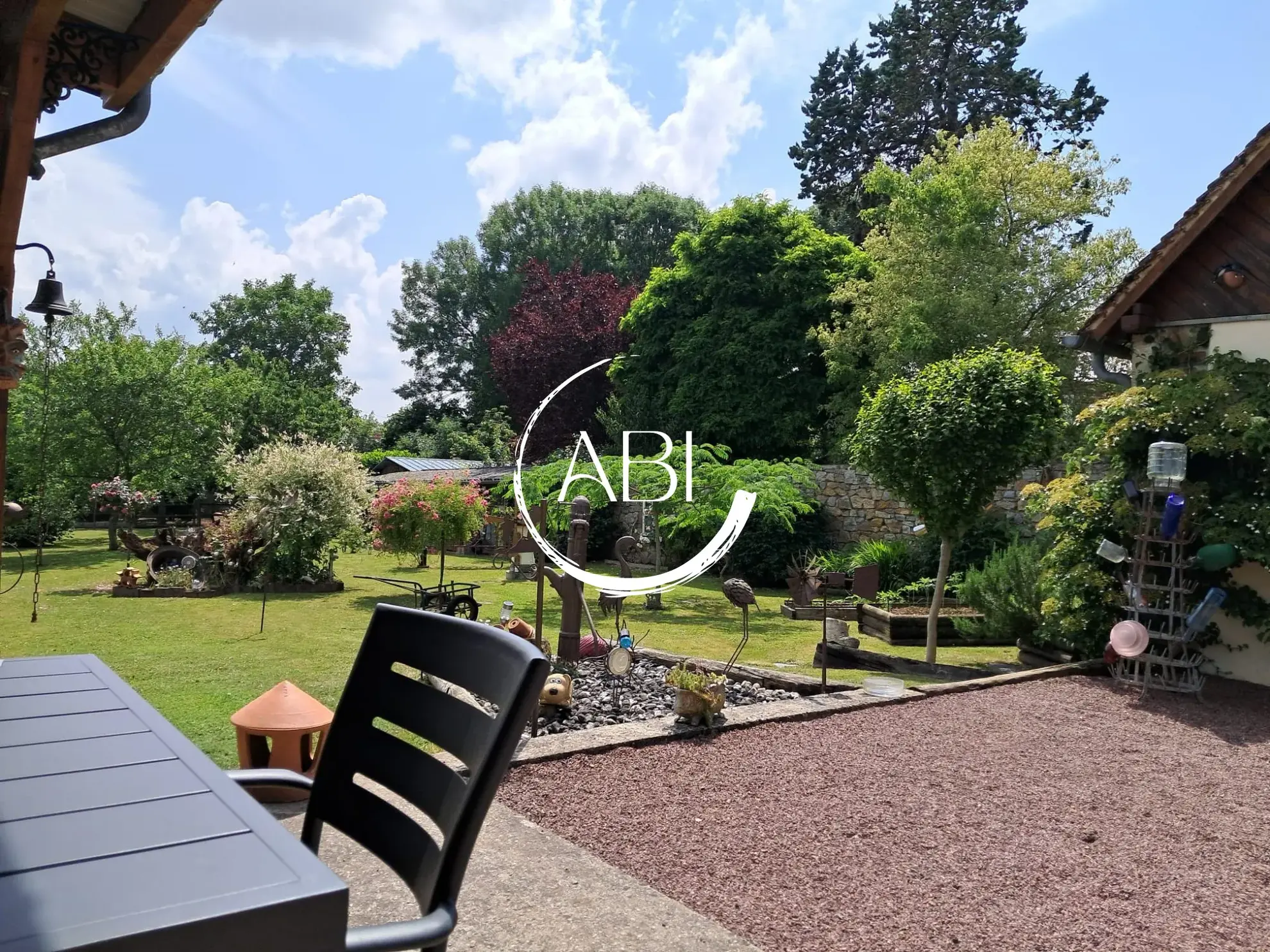 Maison à vendre à Couterne près de Bagnolets de l'Orne avec grand garage et jardin arboré 