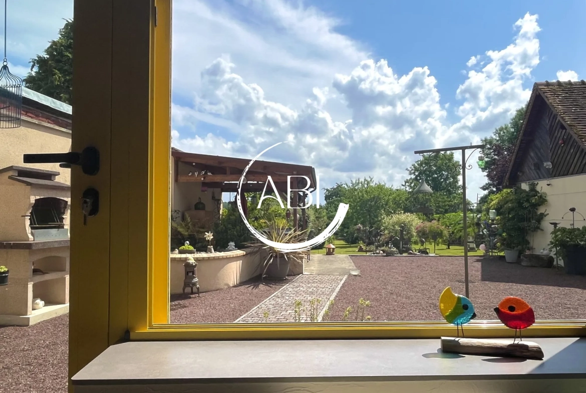 Maison à vendre à Couterne près de Bagnolets de l'Orne avec grand garage et jardin arboré 