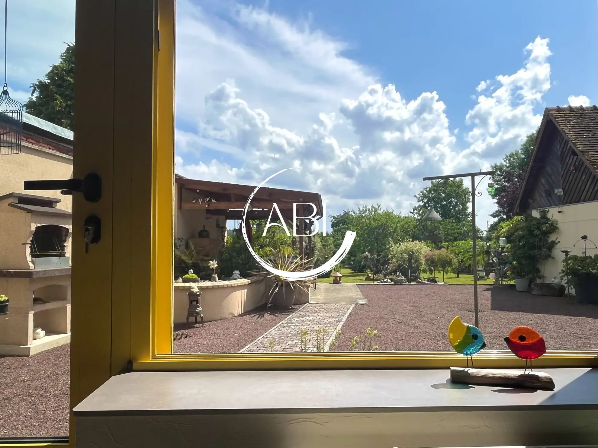 Maison à vendre à Couterne près de Bagnolets de l'Orne avec grand garage et jardin arboré 