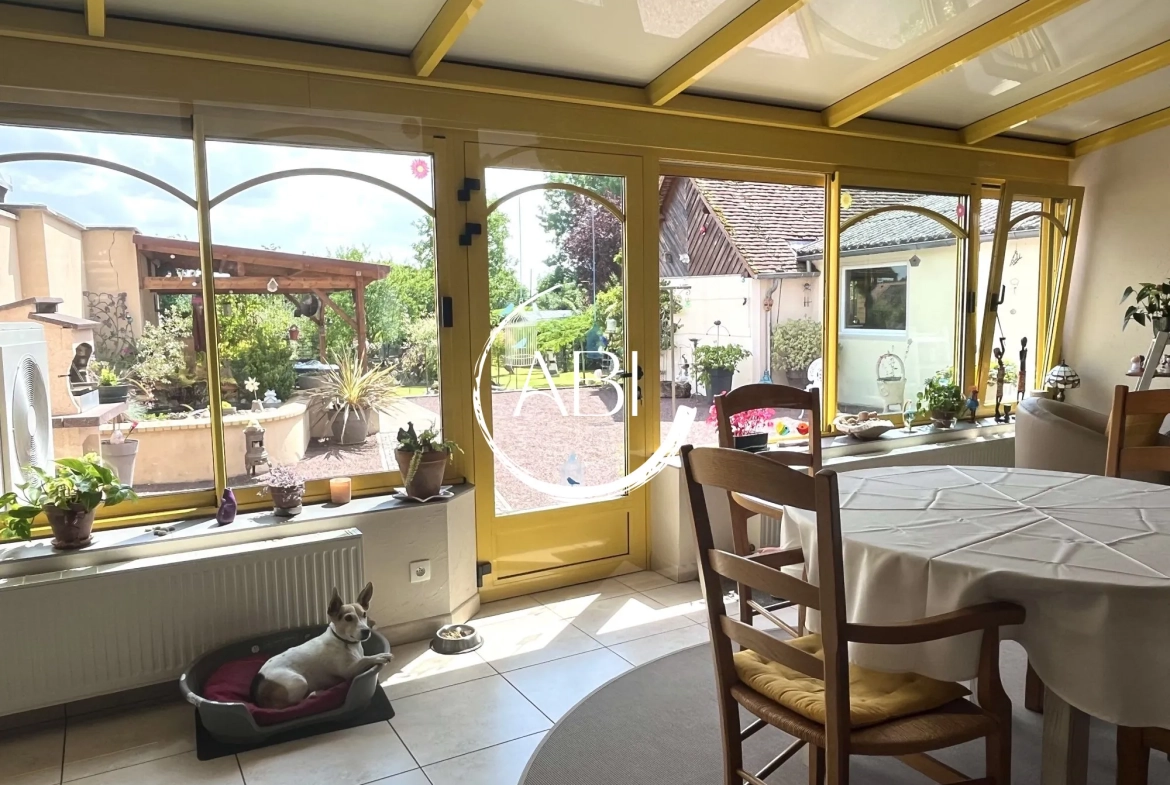 Maison à vendre à Couterne près de Bagnolets de l'Orne avec grand garage et jardin arboré 