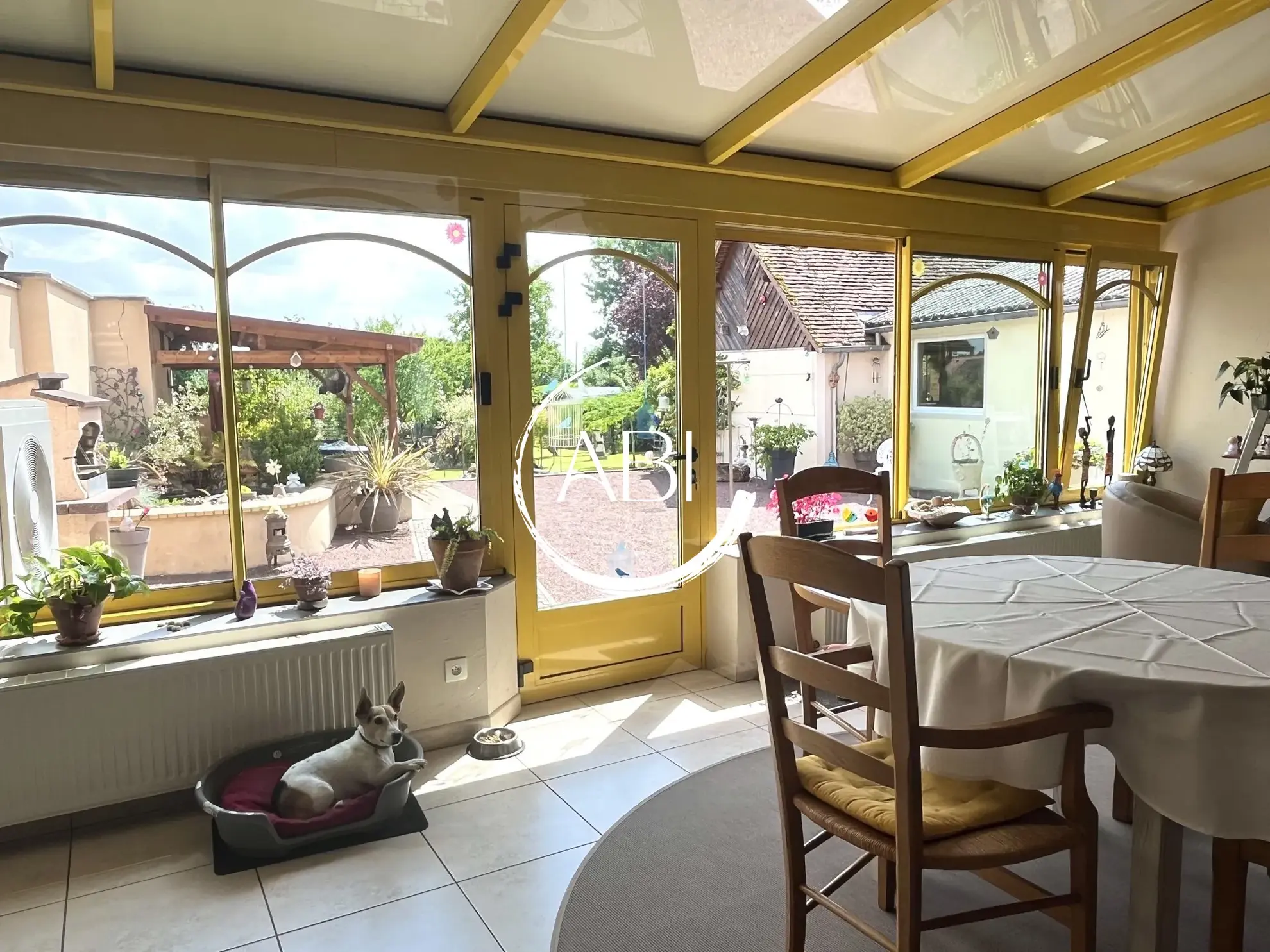 Maison à vendre à Couterne près de Bagnolets de l'Orne avec grand garage et jardin arboré 